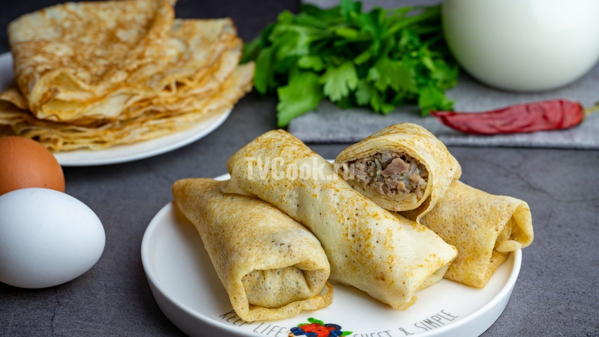 Блинчики с мясом на тарелке