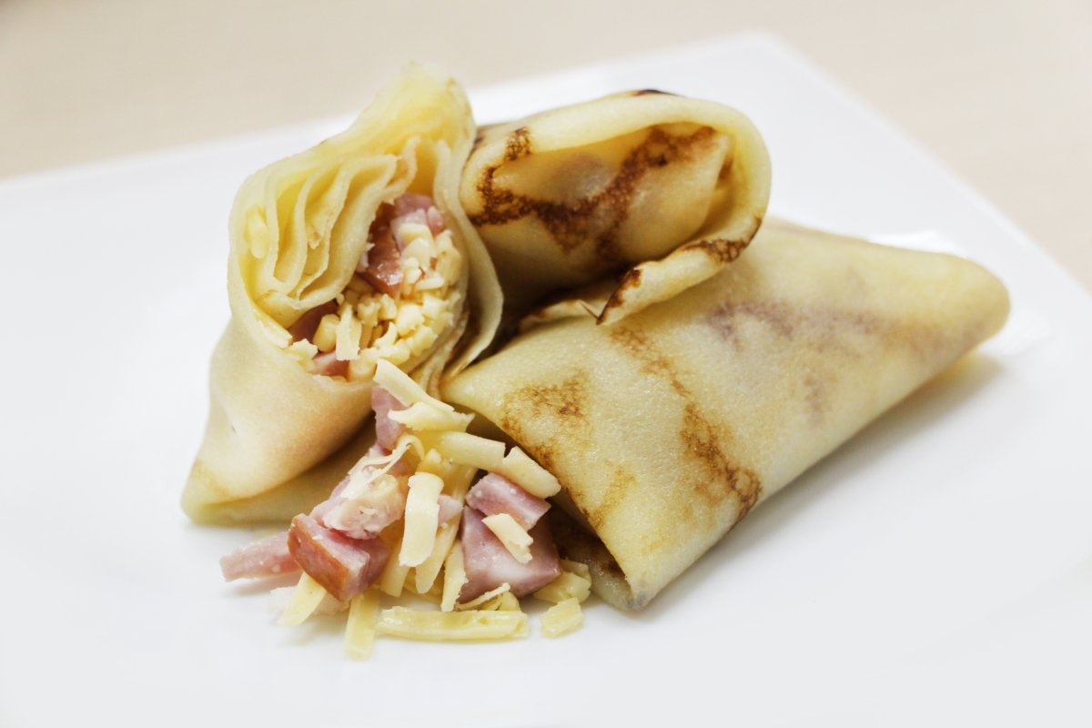 Яичные блинчики с сыром и ветчиной