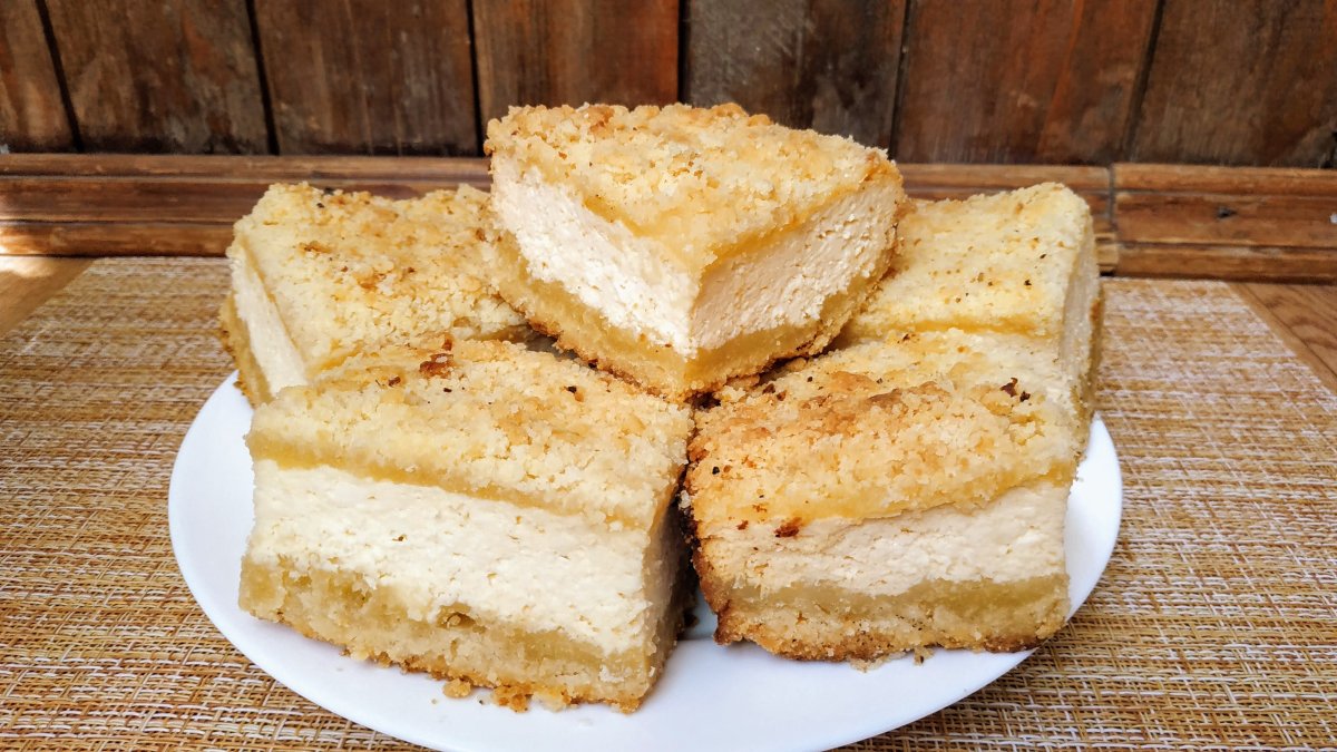 Пирог с творогом и клубникой