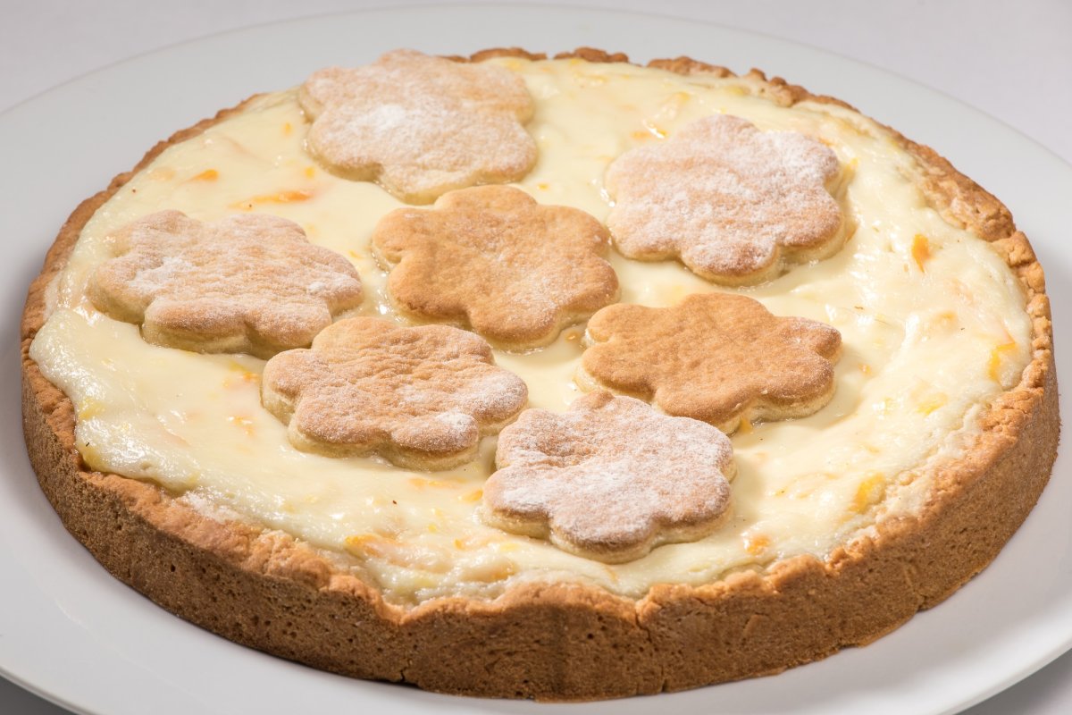 Пирог с творогом и клубникой