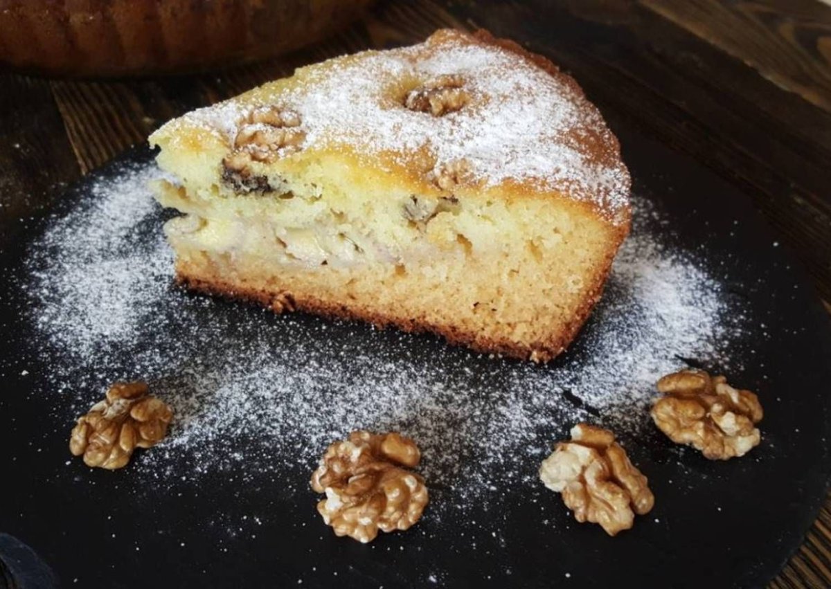 Банановый пирог с орехами