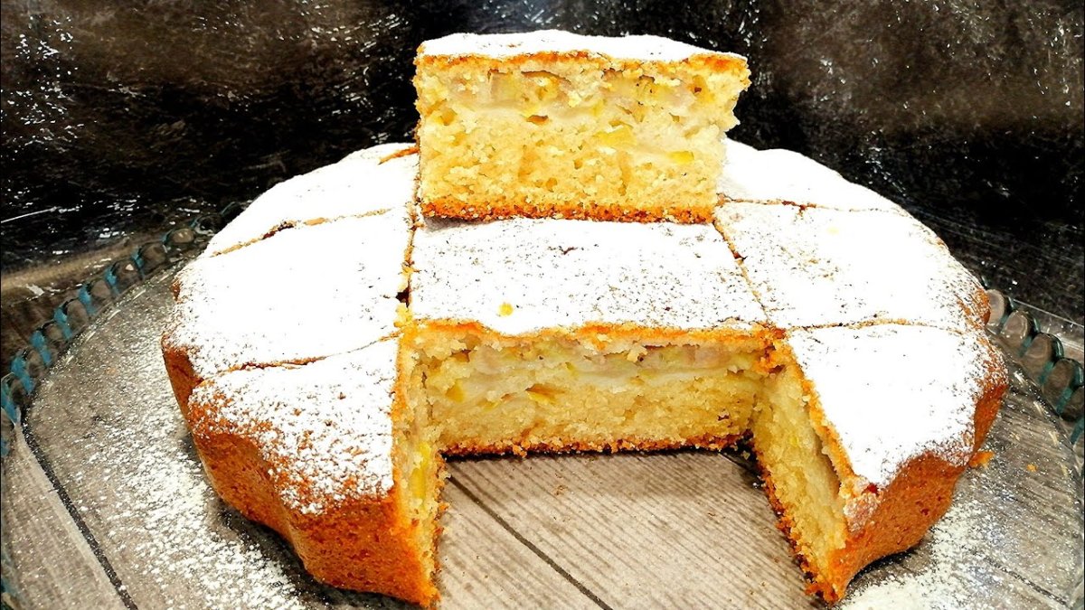 Шарлотка с карамелизированными грушами