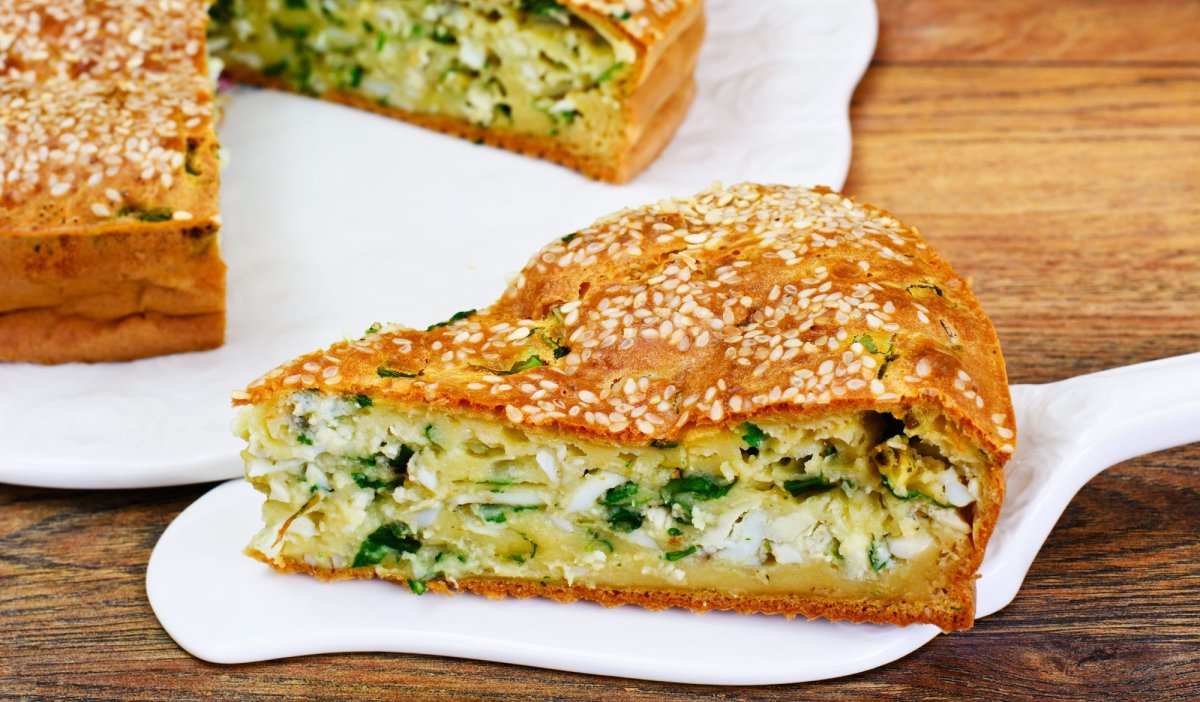 Заливной пирог с луком и яйцом