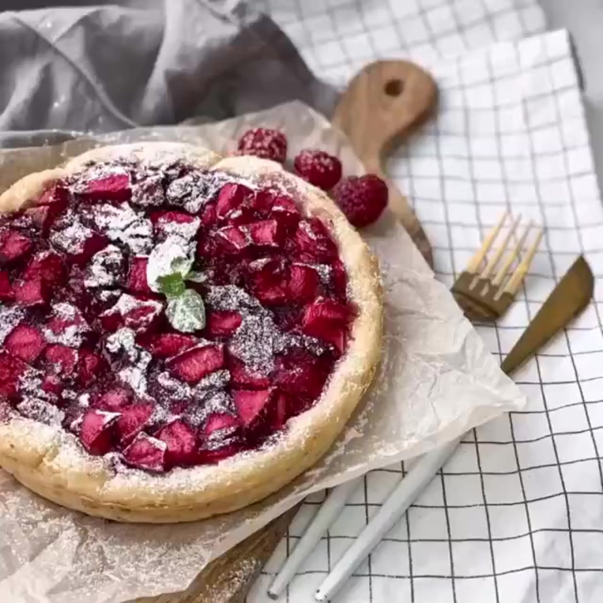 Пирог с яблоком и вишней