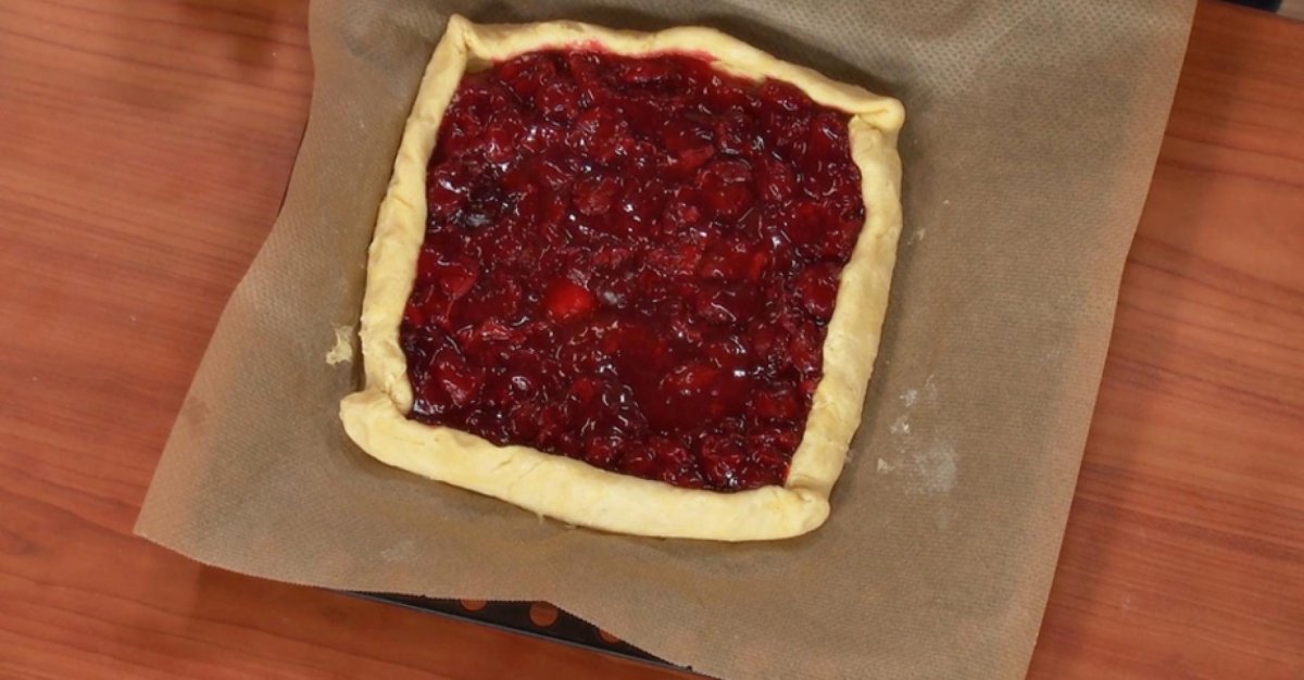 Кусок пирога с вишней