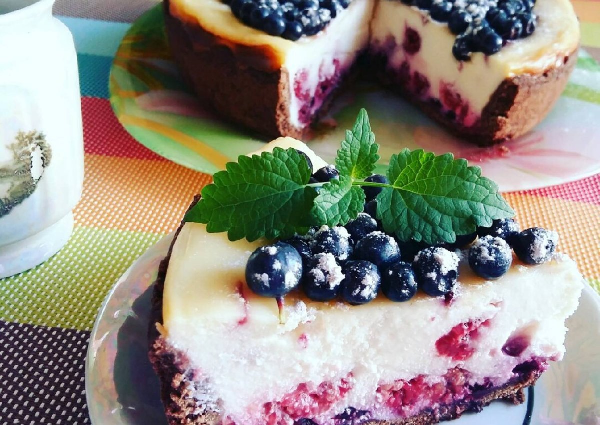 Песочный пирог с творогом и клубникой