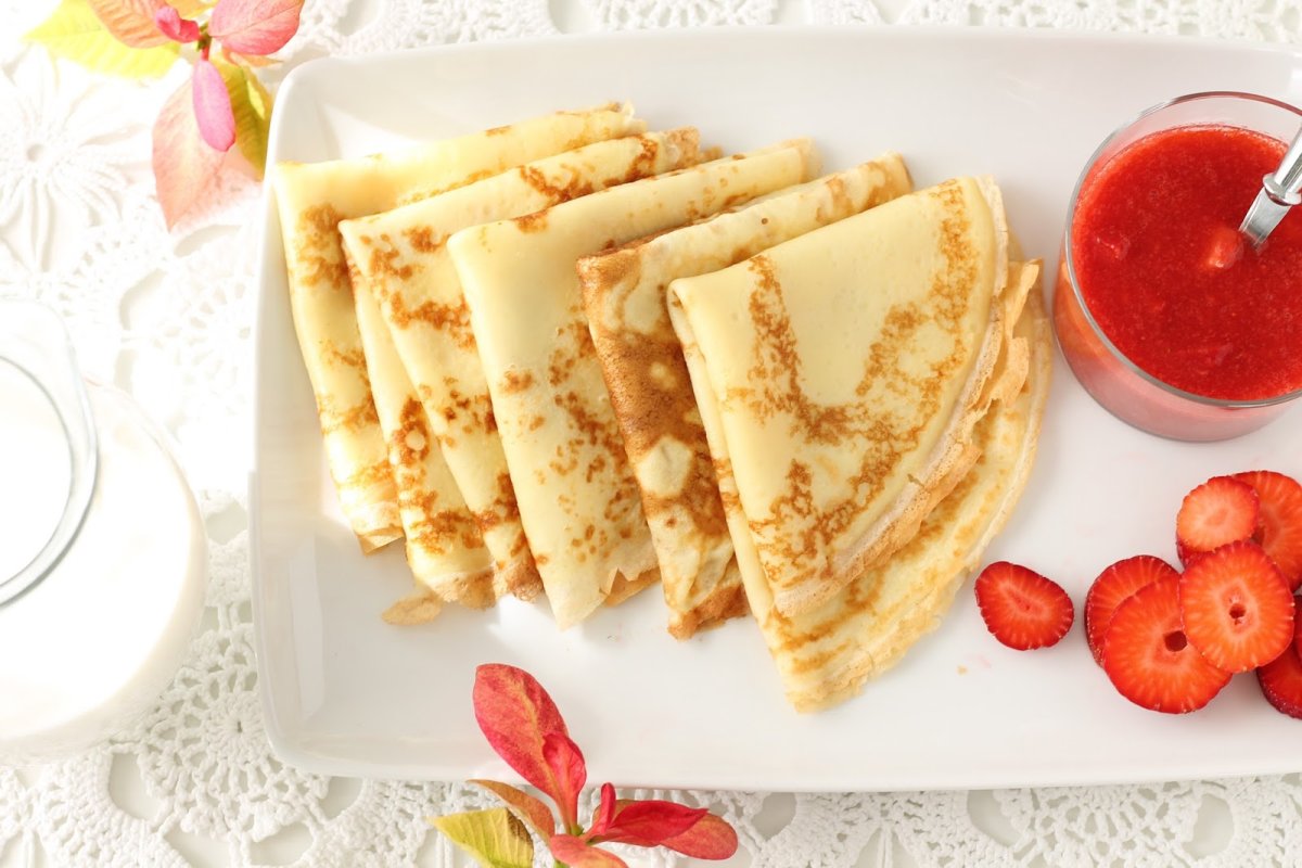 Блины с клубничным соусом