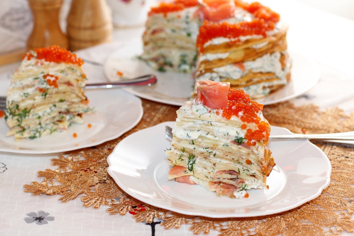 Закусочный блинный торт с курицей
