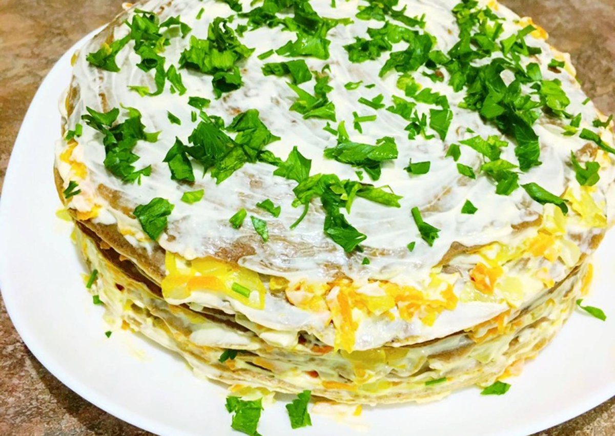 Блинный торт с помидорами и сыром