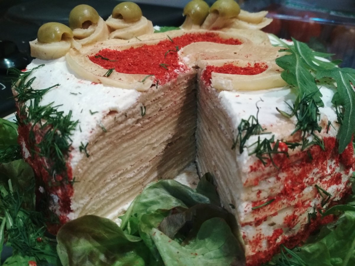 Блинный торт с семгой и творожным сыром