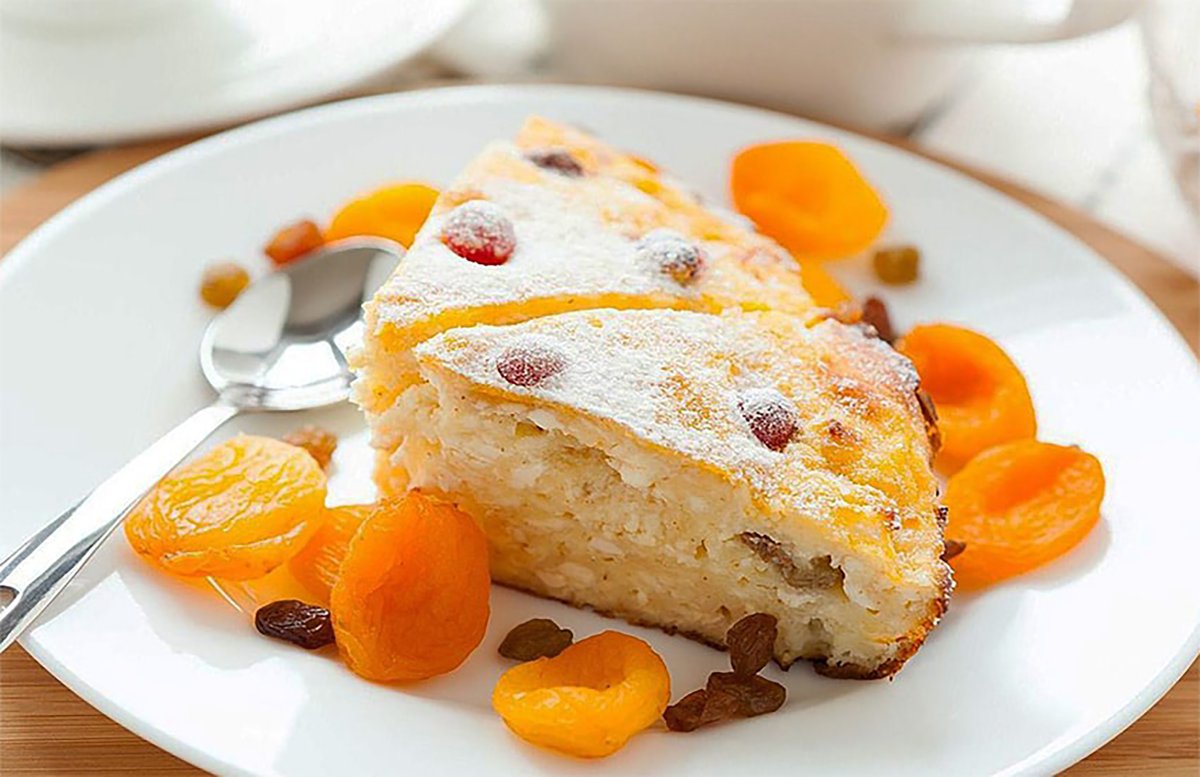 Красивая шарлотка с яблоками