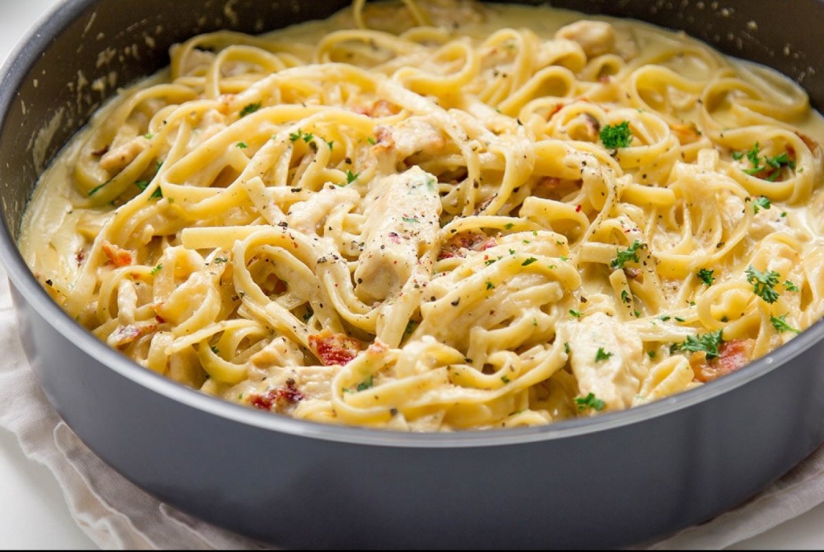 Блюдо паста Альфредо с курицей