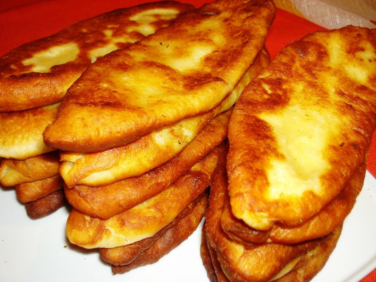 Жареные пирожки с вишней