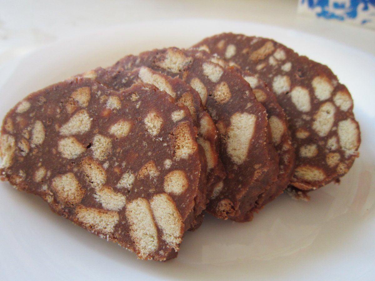 Шоколадная колбаса из печенья и какао