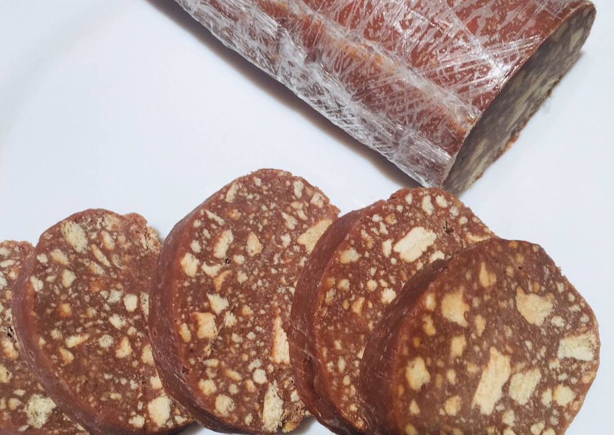 Шоколадная колбаса из печенья и какао