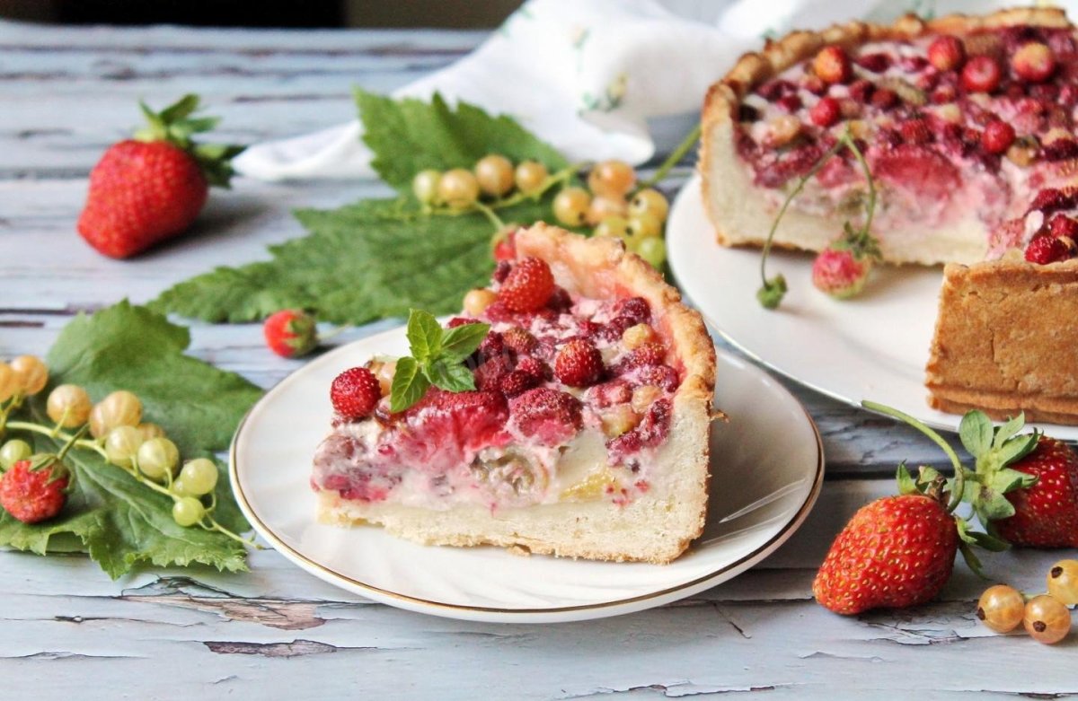 Песочный торт с клубникой