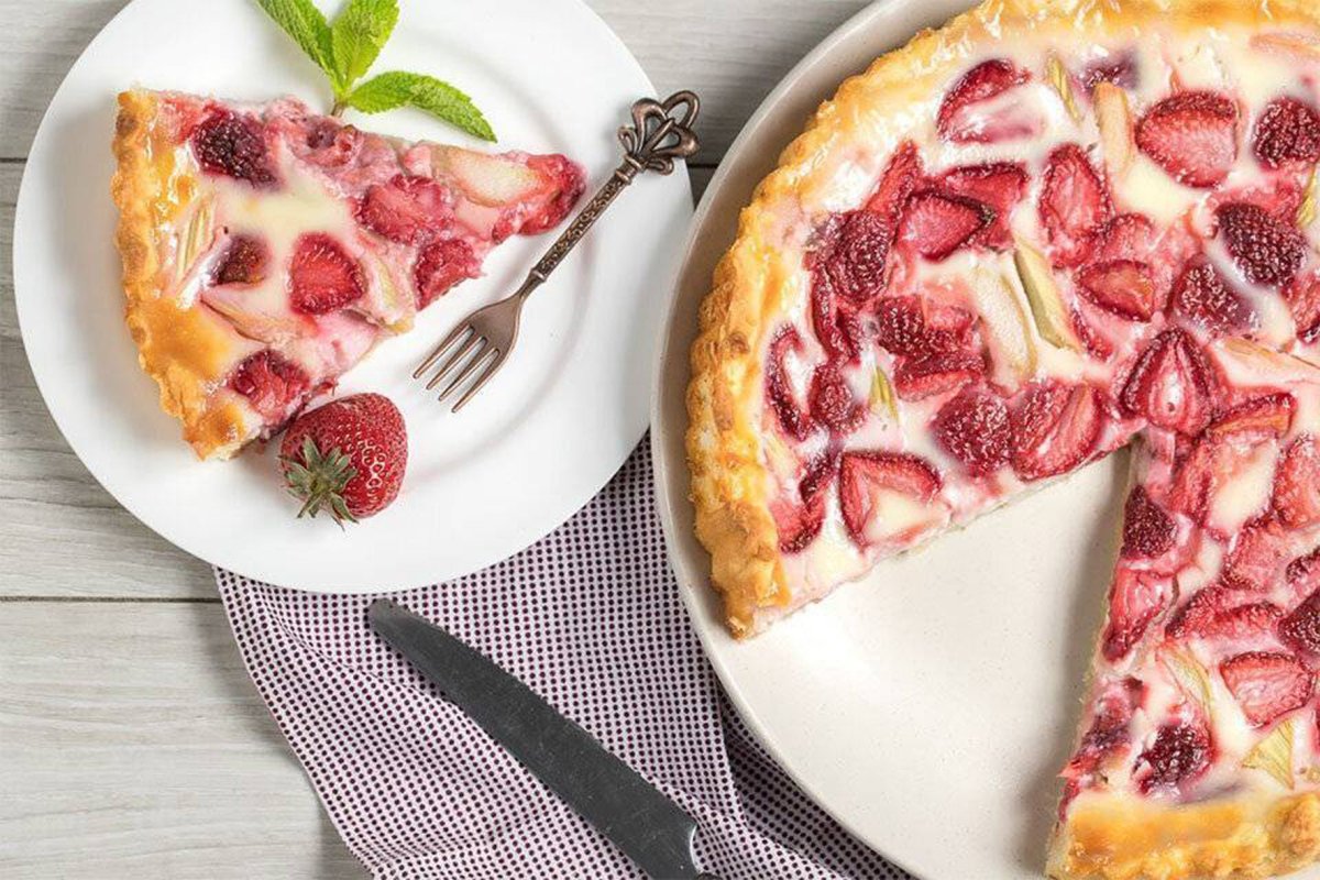 Шарлотка с клубникой