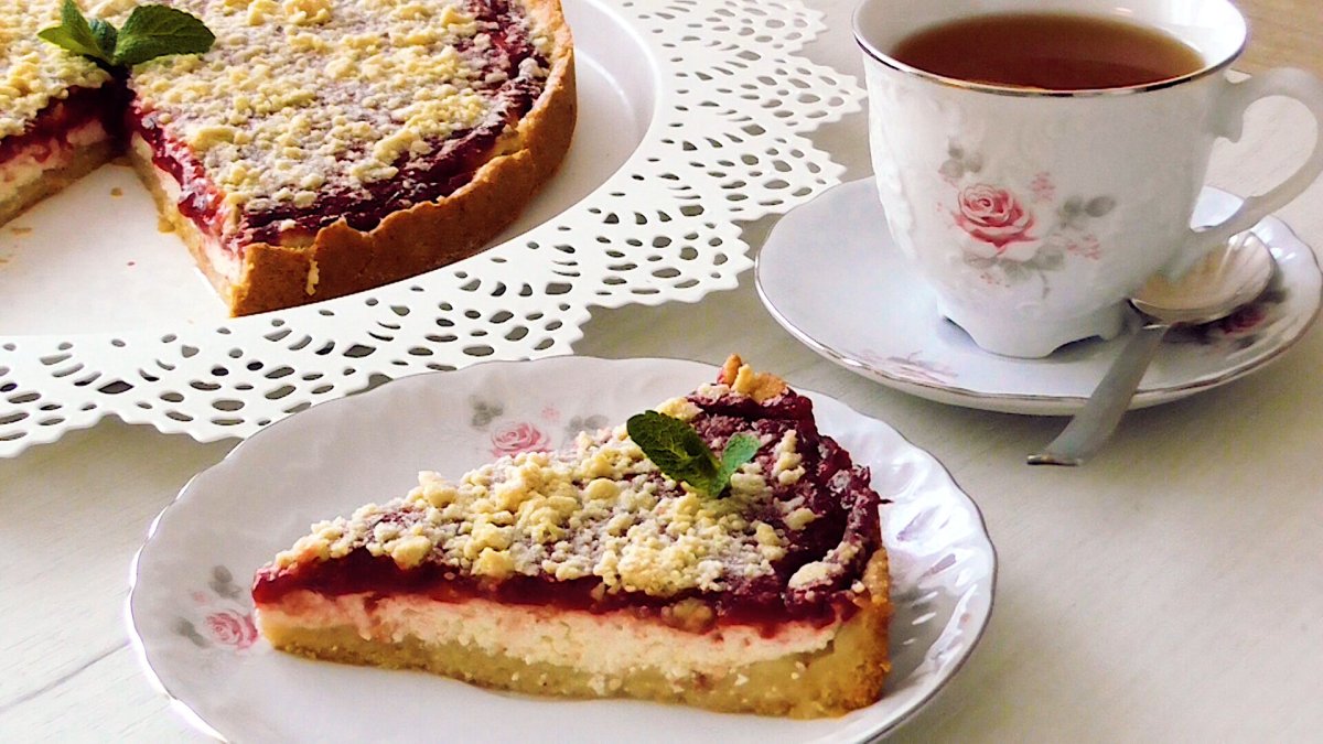 Корзинка с клубникой пирожное