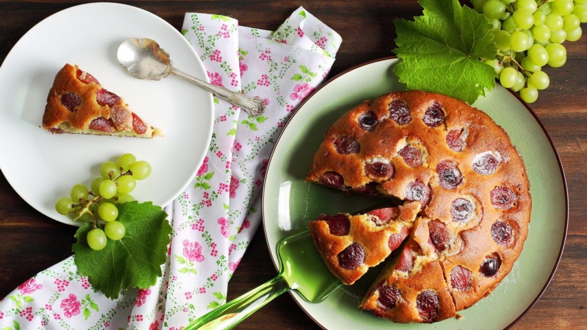 Вкусные красивые пирожки на столе