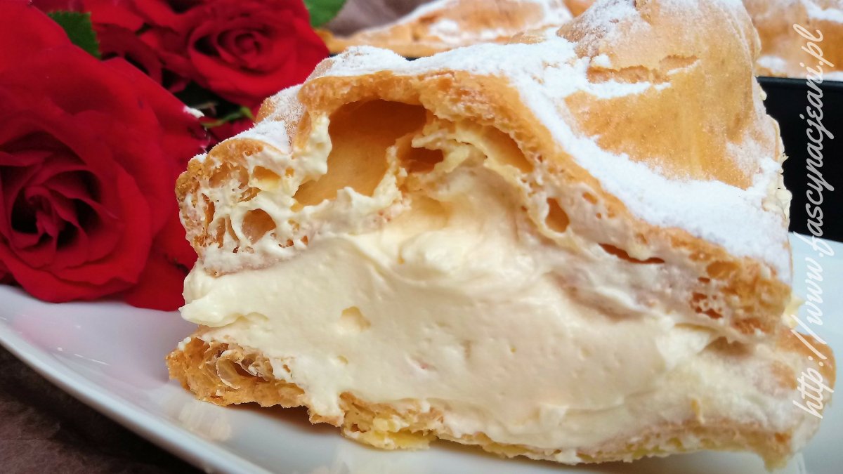 Пирог со сливами и заварным кремом
