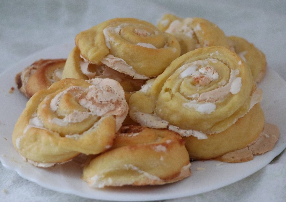 Красивые пирожные и кофе