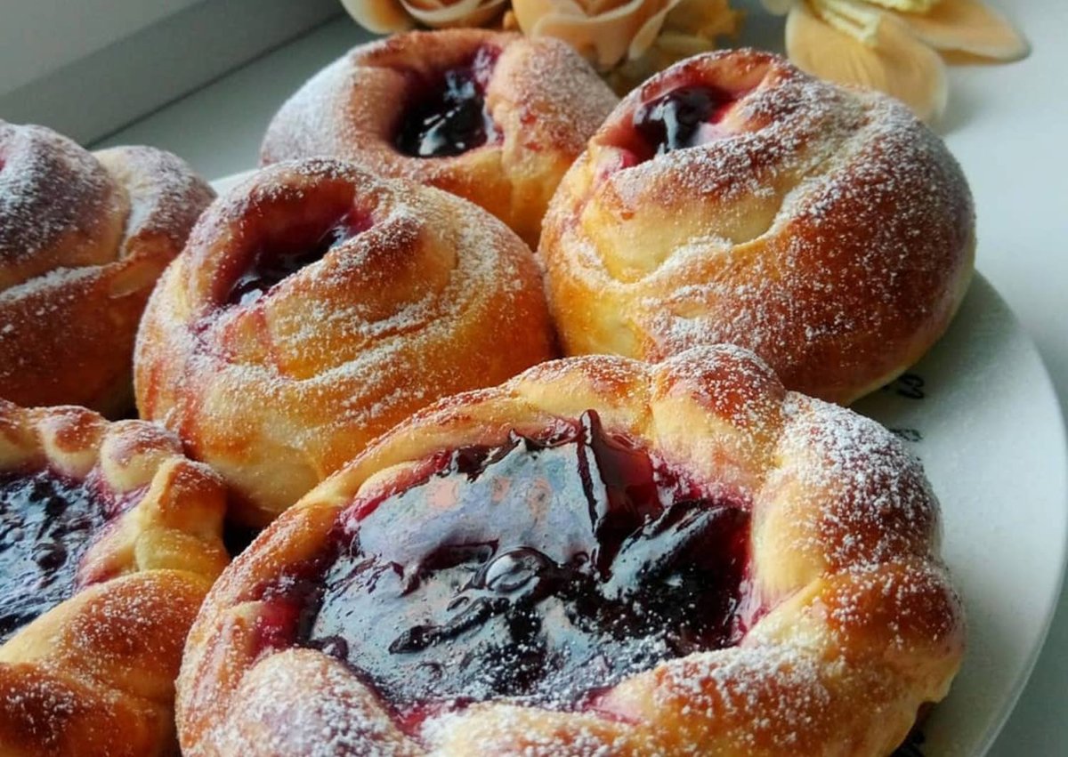 Булочка с конфитюром