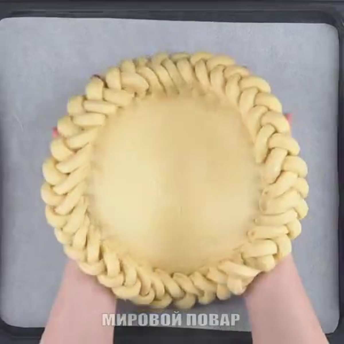 Выпечка из дрожжевого теста с яблоками