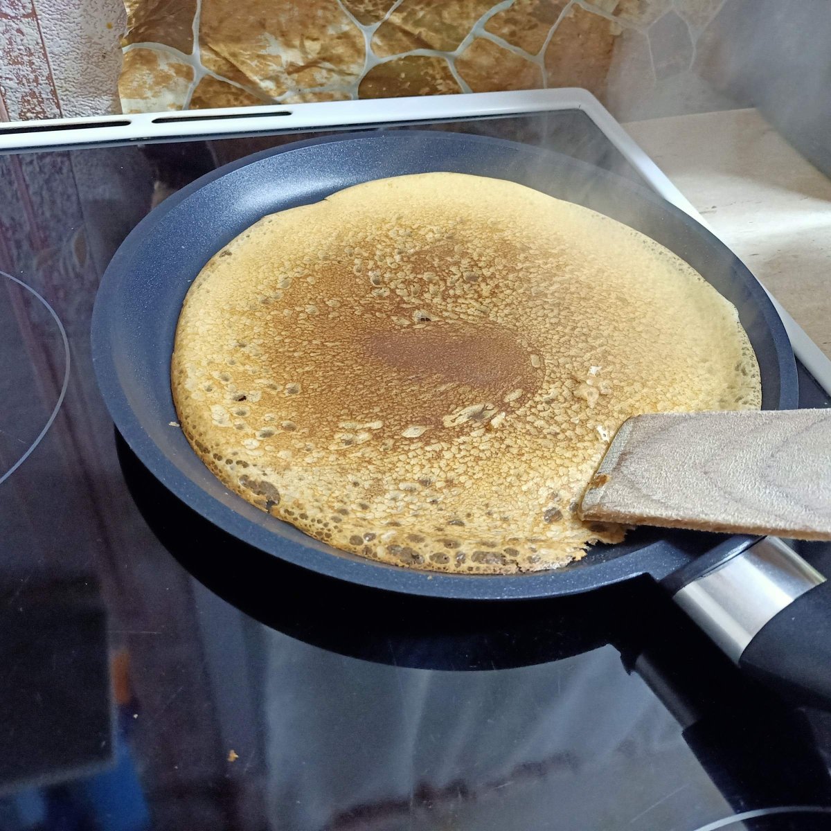Блины с маслом на белом фоне