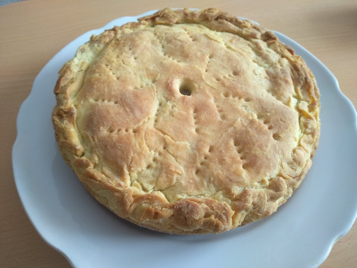 Пирог с курагой и черносливом