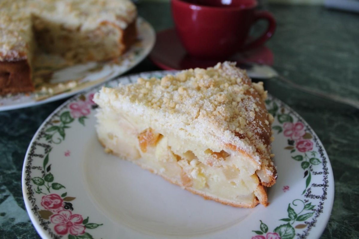 Пирог с яблоками и сметаной