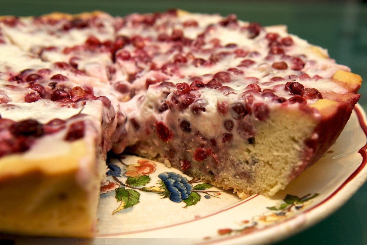 Пирог с яблоком и брусникой