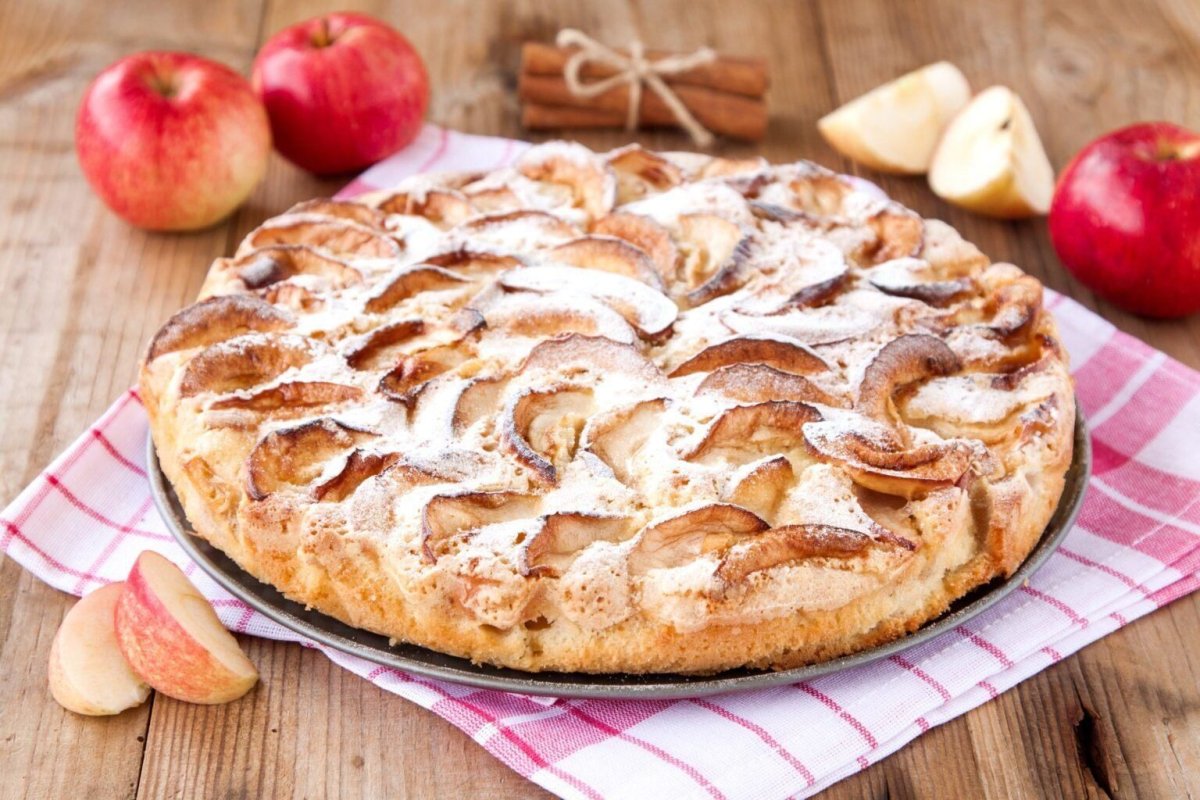 Шарлотка с карамелизованными яблоками
