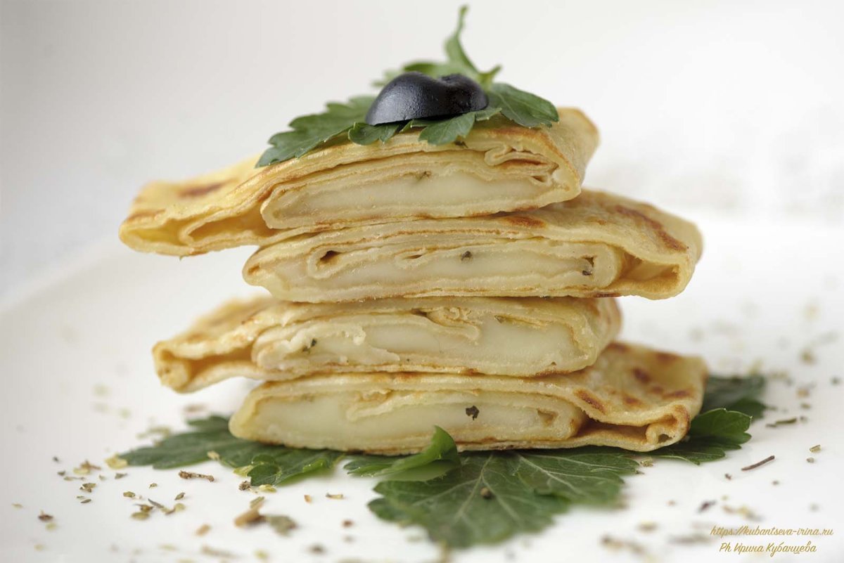 Блинчики с мясом на тарелке