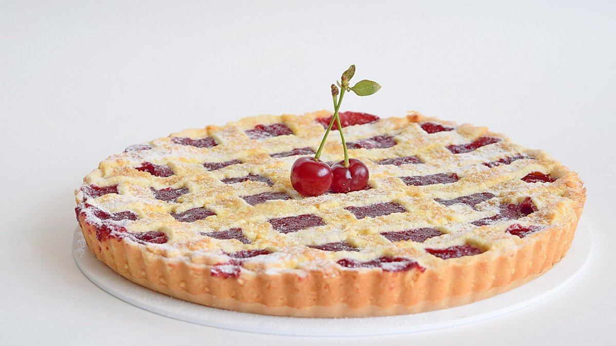 Шарлотка с вишней