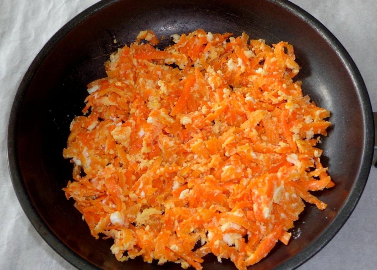 Чистить морковь