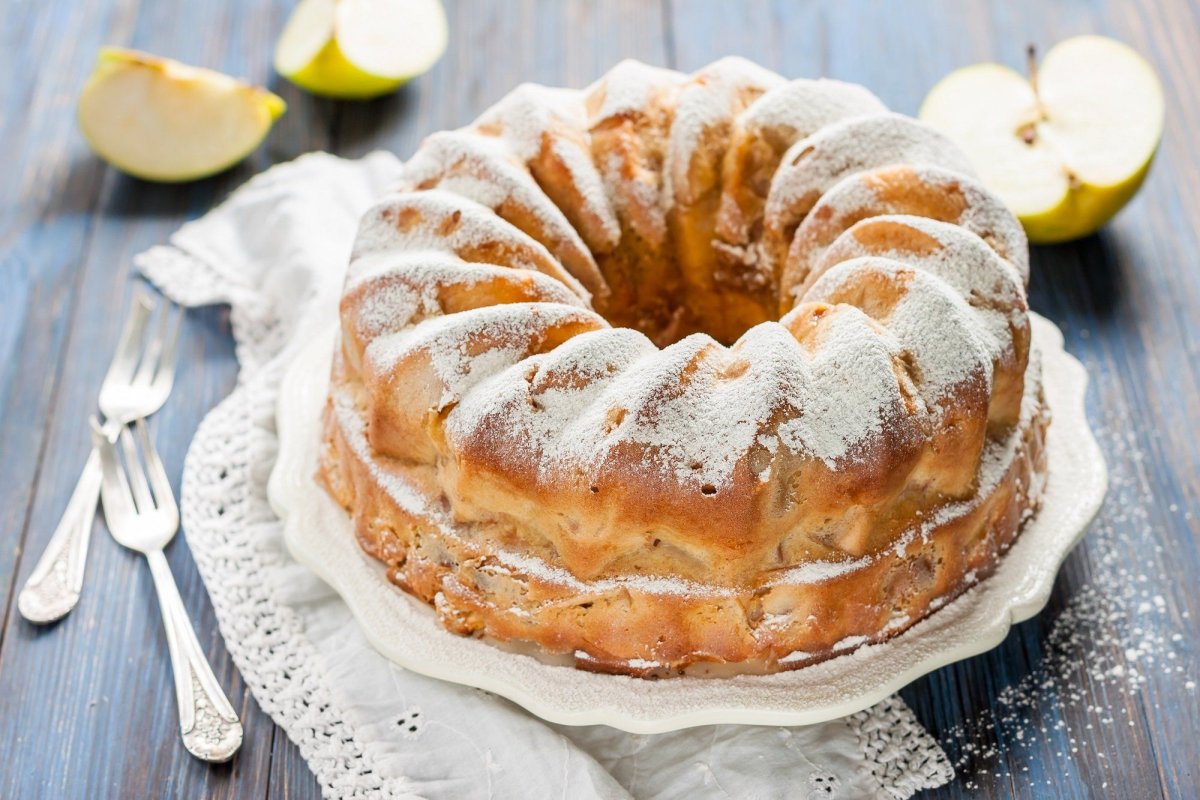 Шарлотка с творогом и яблоками