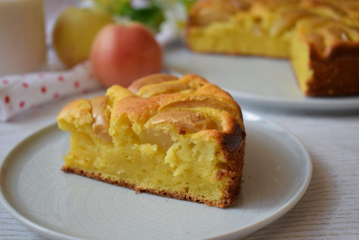 Шарлотка с творогом и яблоками