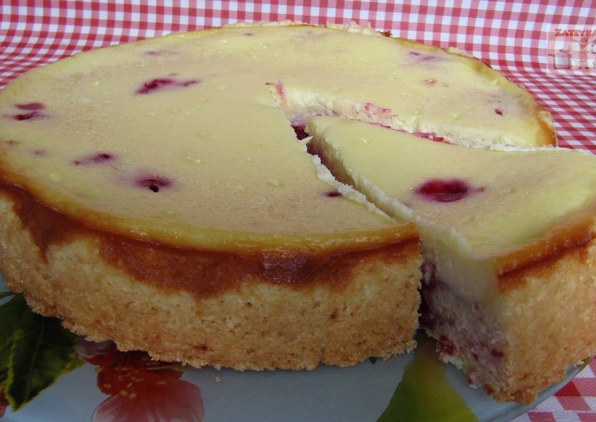 Заливной пирог с клубникой