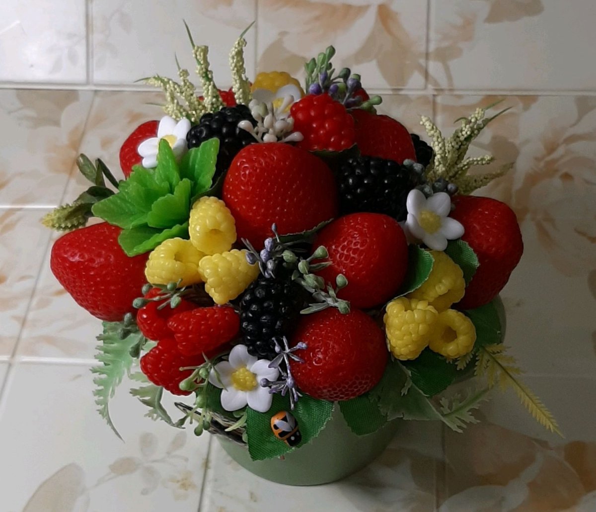 Цветочная композиция с клубникой