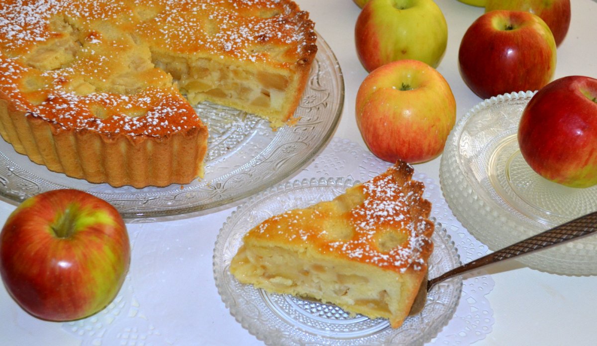 Шарлотка с яблоками сверху