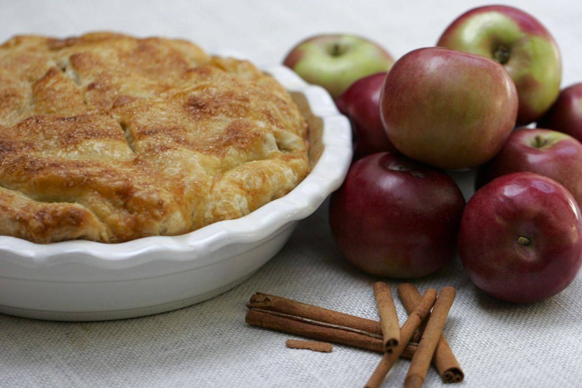 Профессиональная шарлотка с яблоками