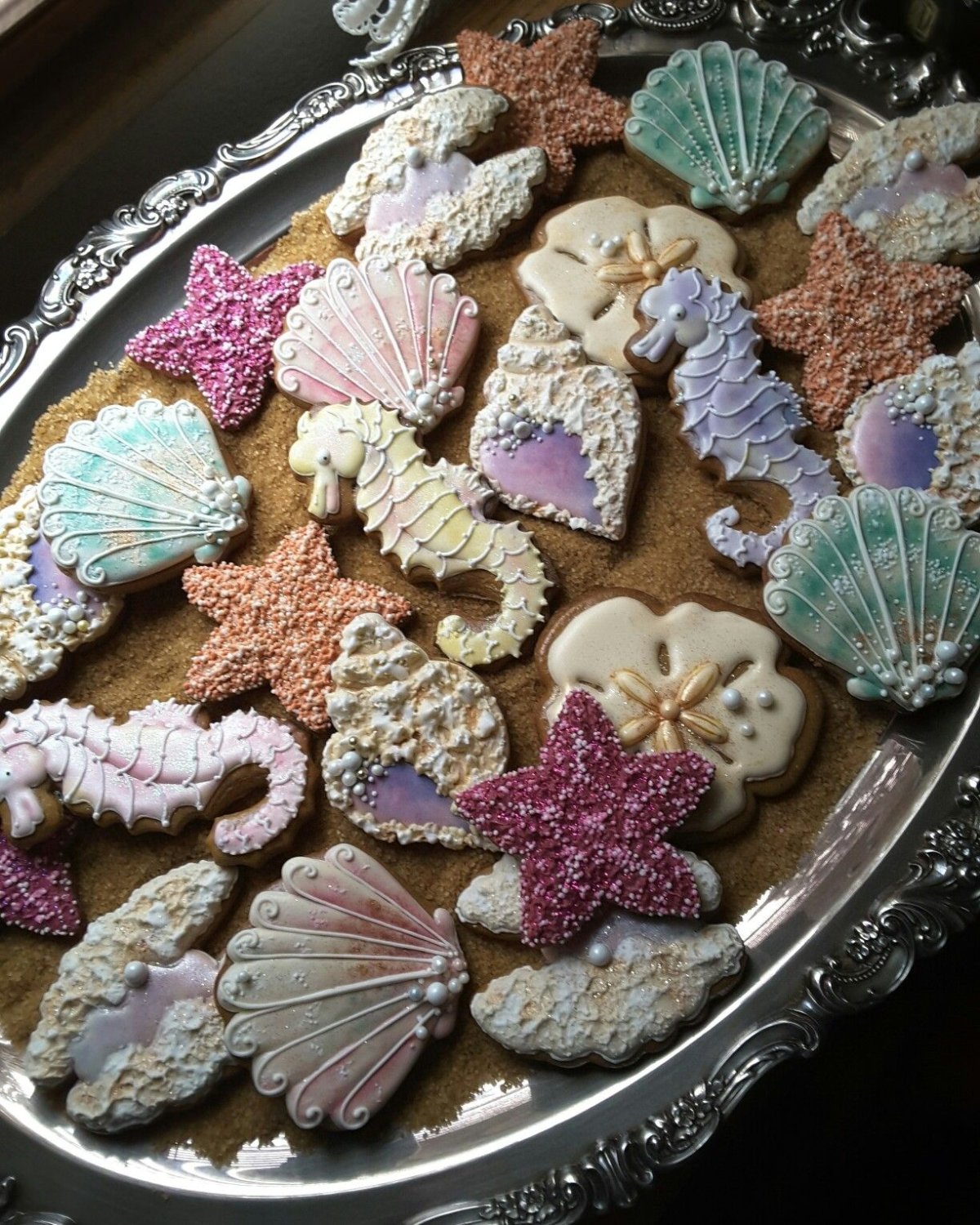 Пирожные с ракушками и цветами