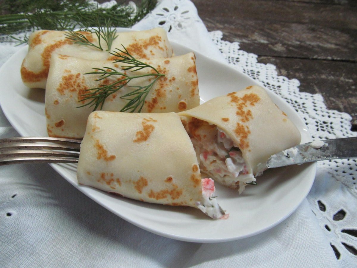 Блины фаршированные крабовыми палочками