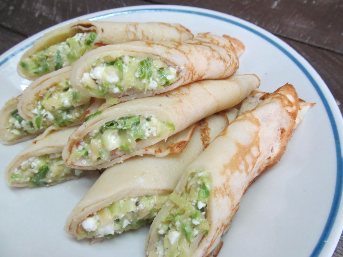 Блины фаршированные творожным сыром и зеленью