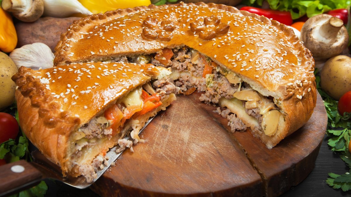 Пирог с мясом в духовке