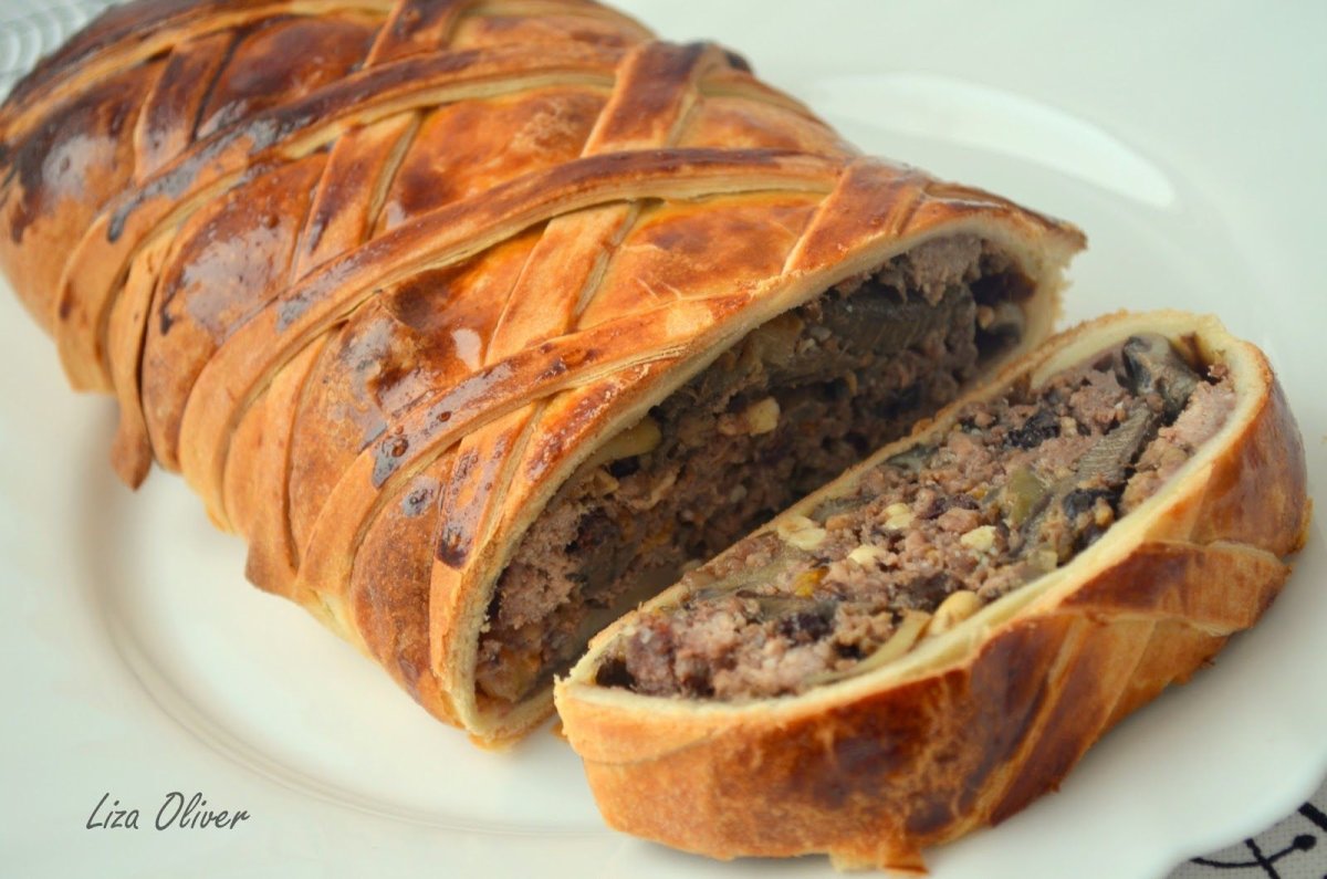 Кулебяка мясной рулет
