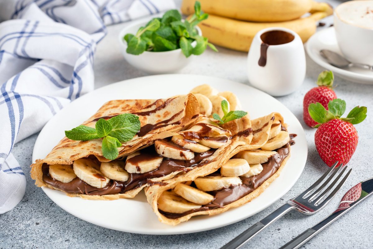 Блины с шоколадом и орехами