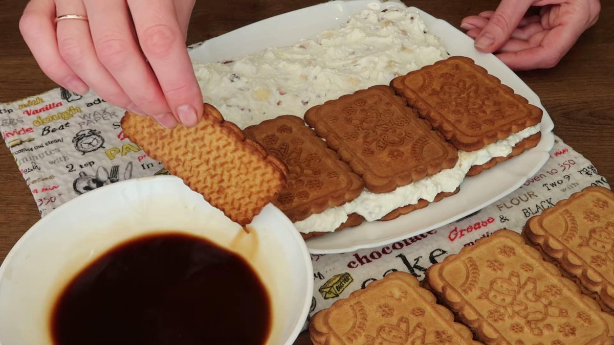Торт домик из печенья и творога без выпечки