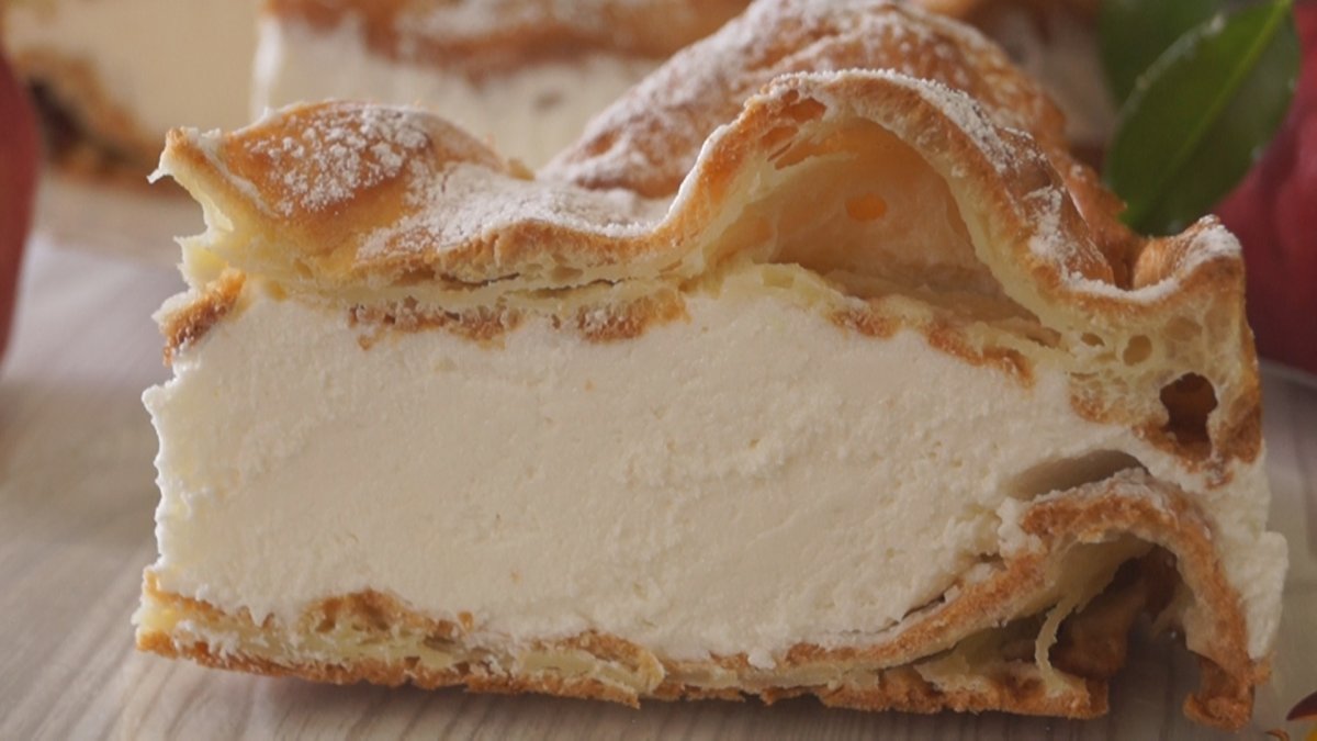 Слойки с творогом и клубникой