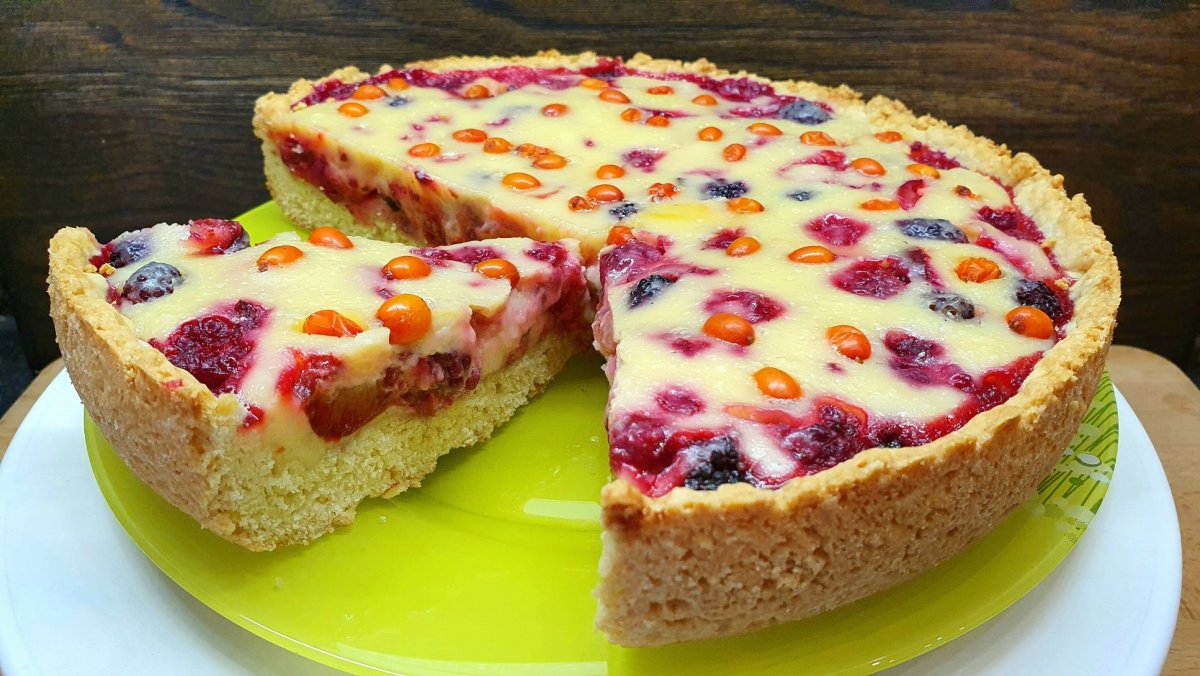 Песочный пирог с ягодами и сметанной заливкой